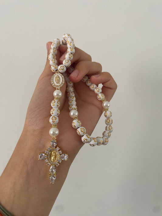 Chapelet artisanal chrétien avec croix dorée, fabriqué à la main en France.