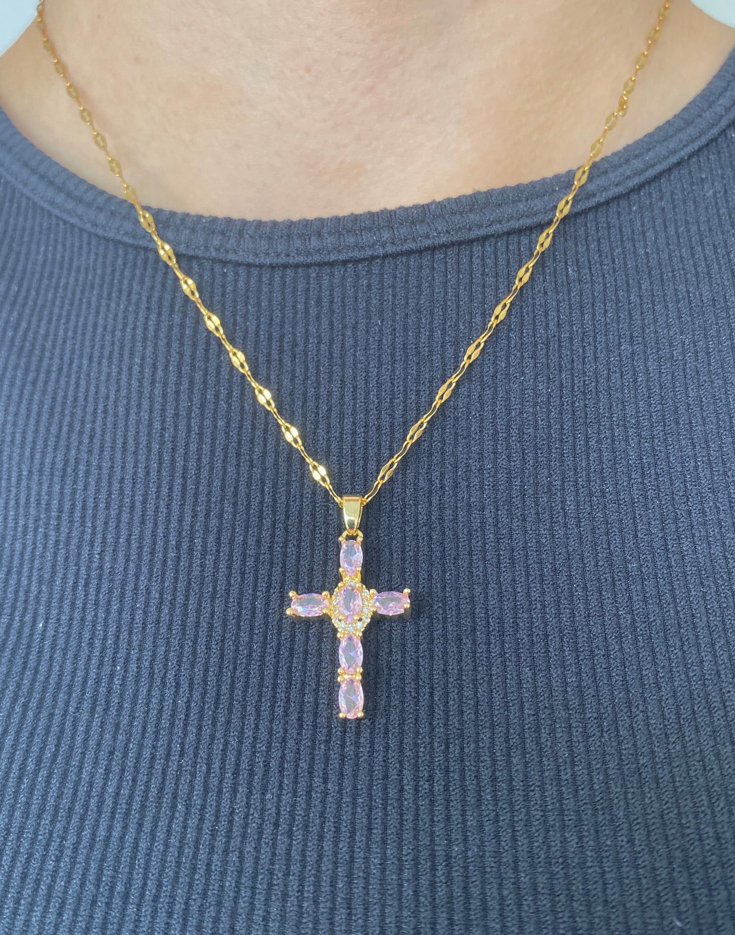Collier chrétien avec un pendentif de la croix de Jesus rose et doré