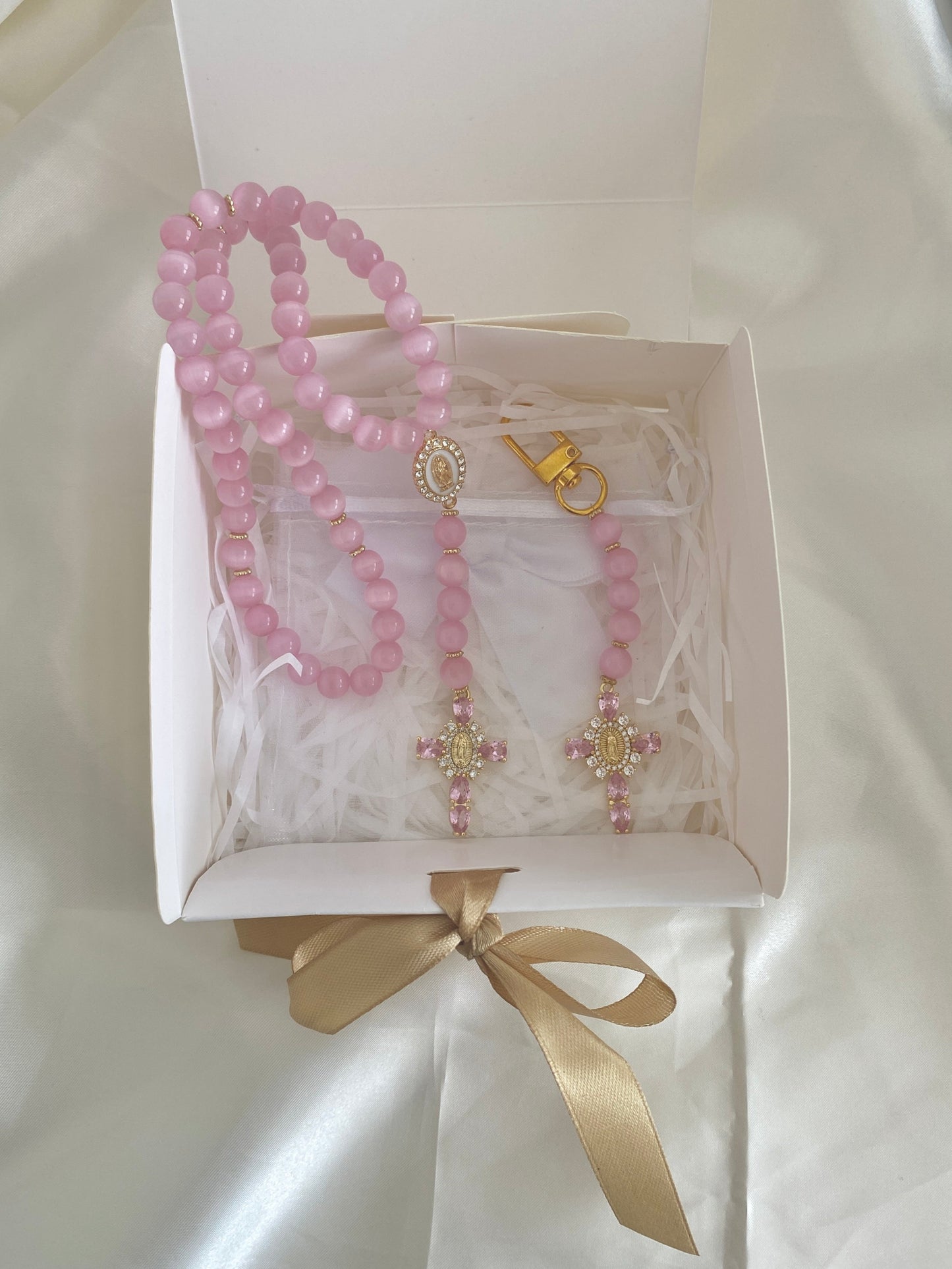 petite box chrétienne composée d'un chapelet et d'un porte clé artisanal