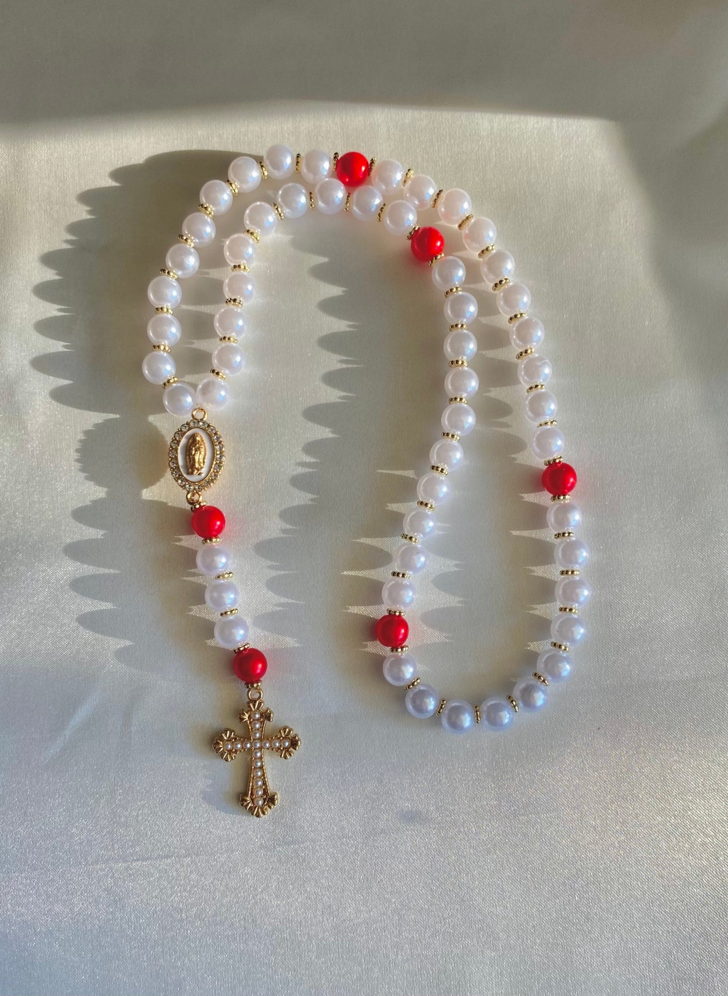 Chapelet chrétien blanc et rouge