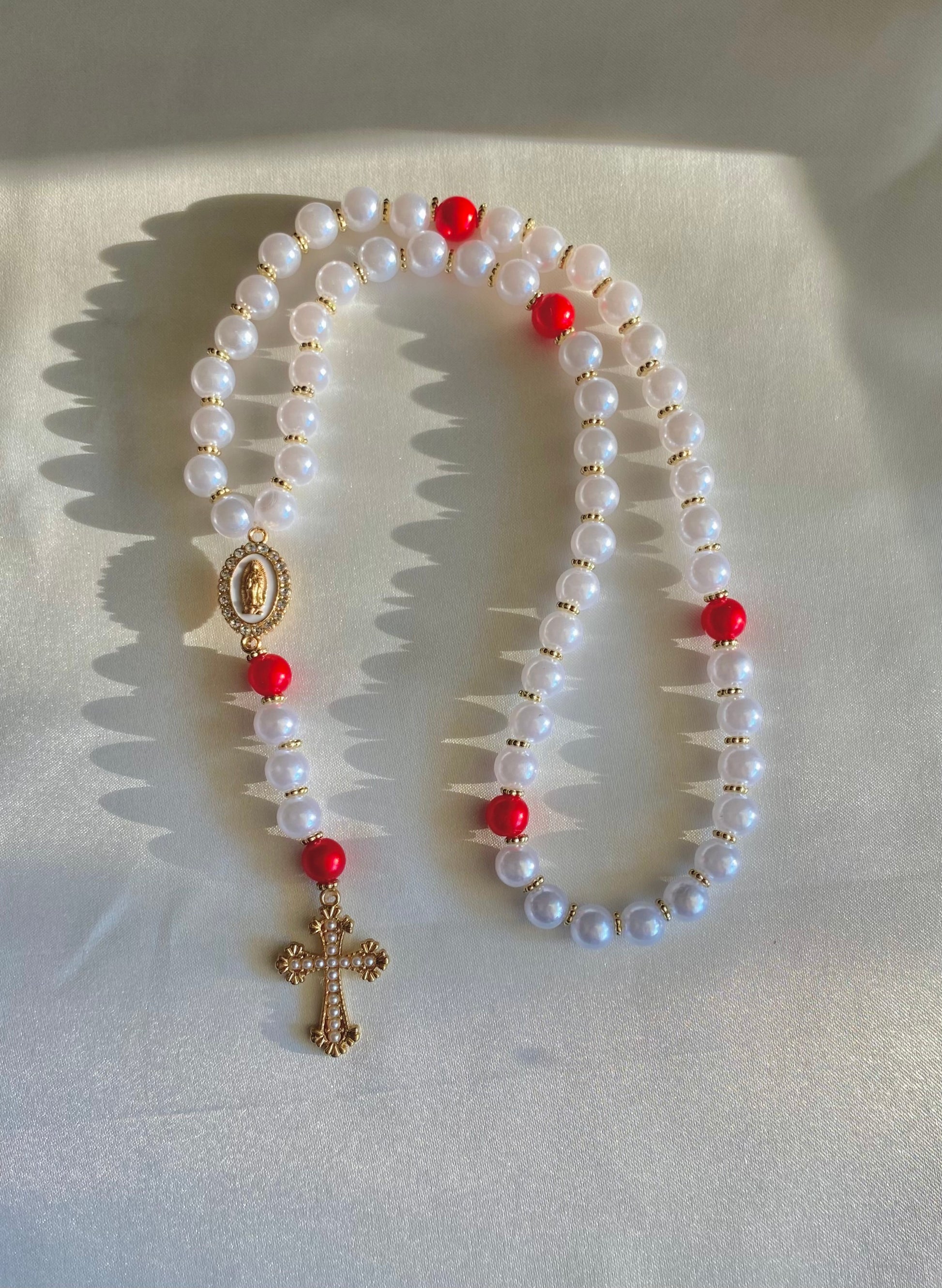 Chapelet chrétien blanc et rouge