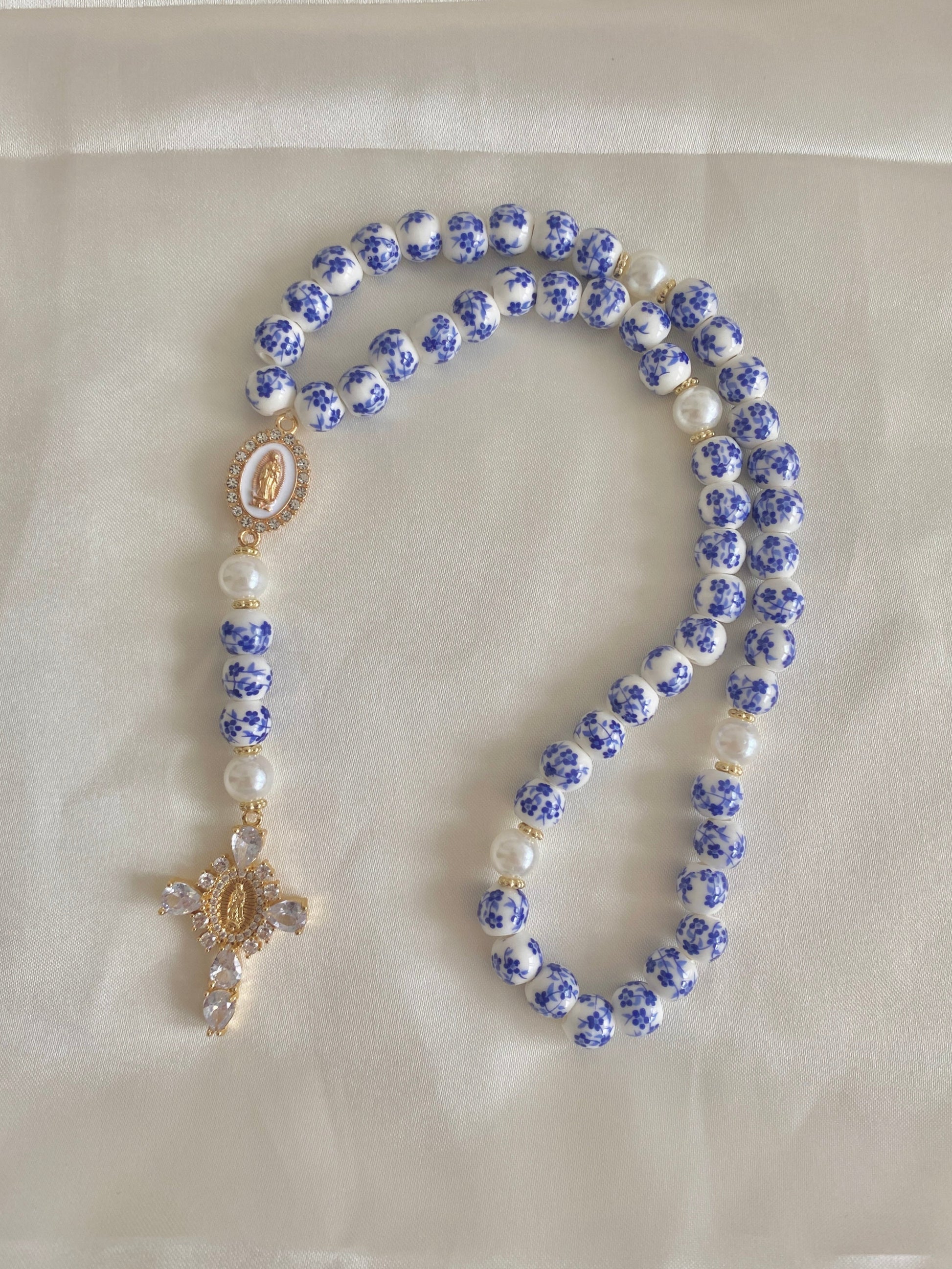 Chapelet chrétien azur : bleu, blanc et doré, réalisé a la main 