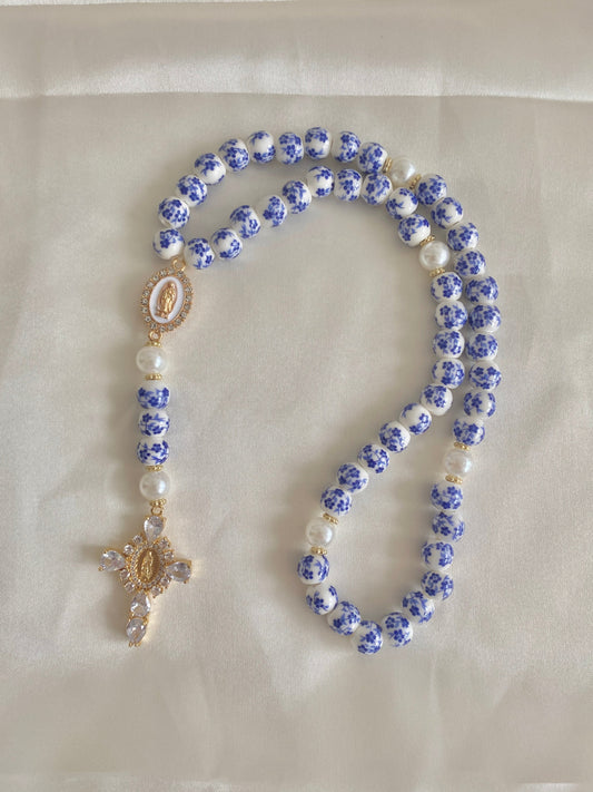 Chapelet chrétien azur : bleu, blanc et doré, réalisé a la main 