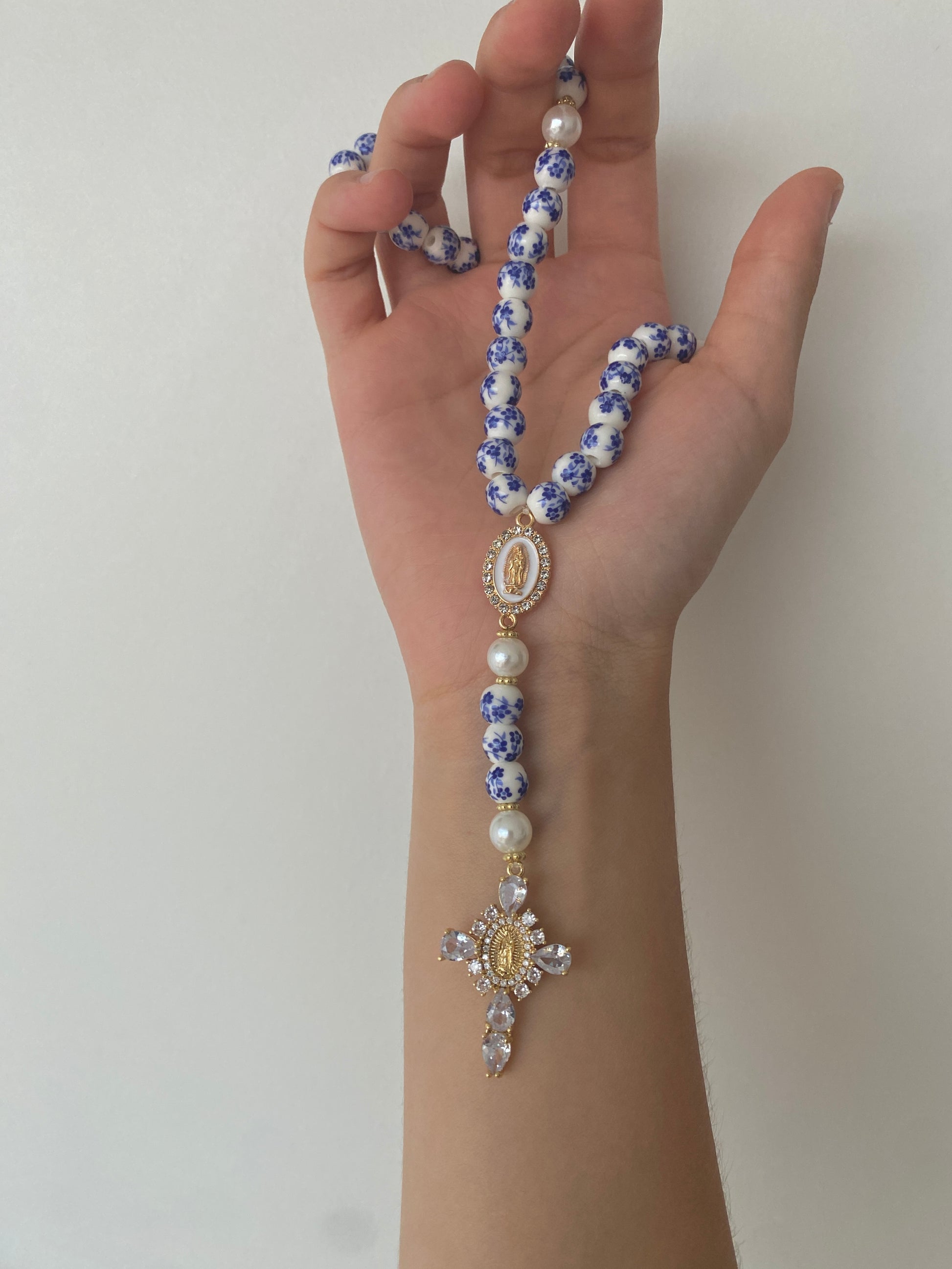 Chapelet chrétien azur : bleu, blanc et doré, réalisé a la main 