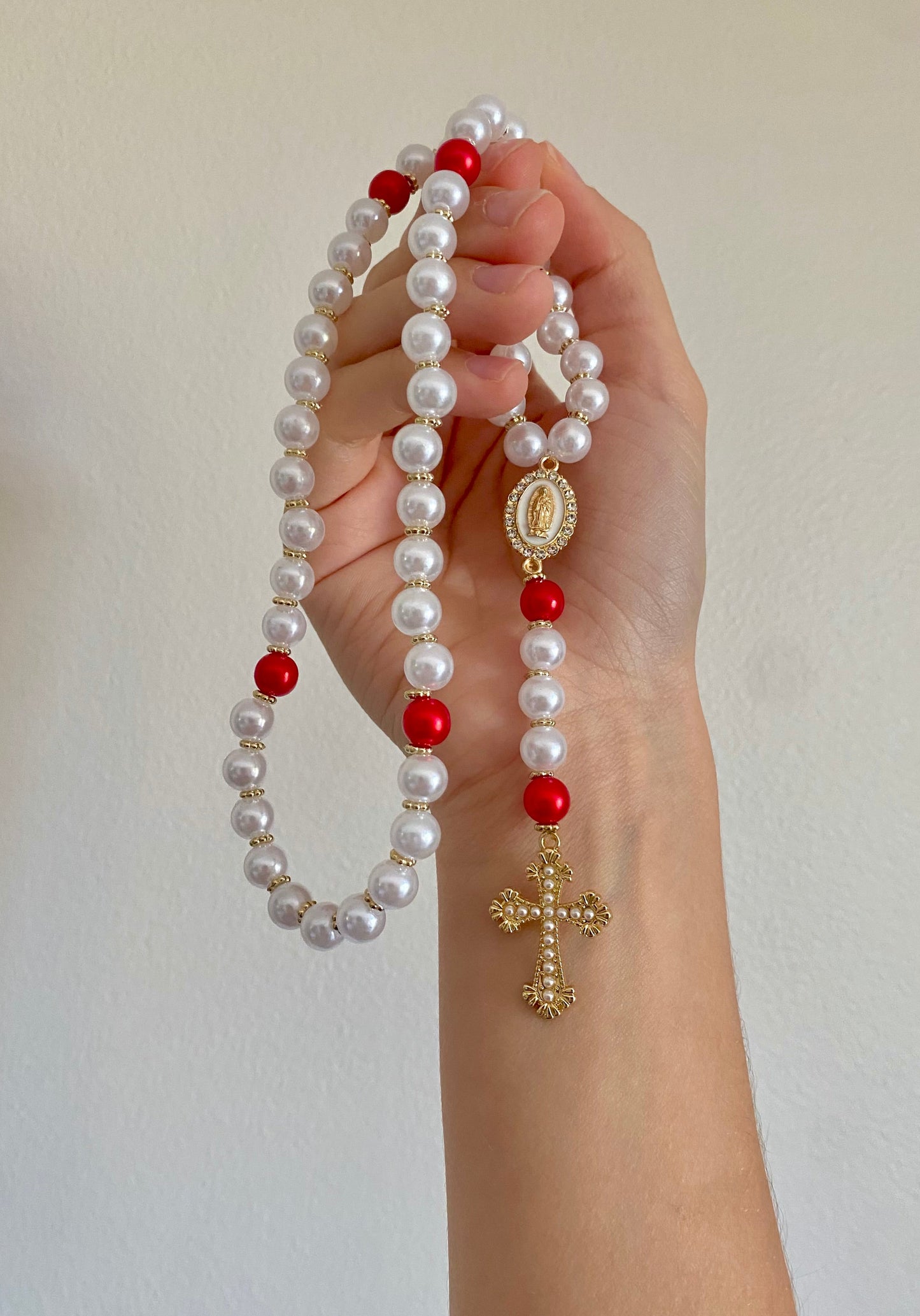 Chapelet chrétien rouge et blanc avec une touche de doré 
