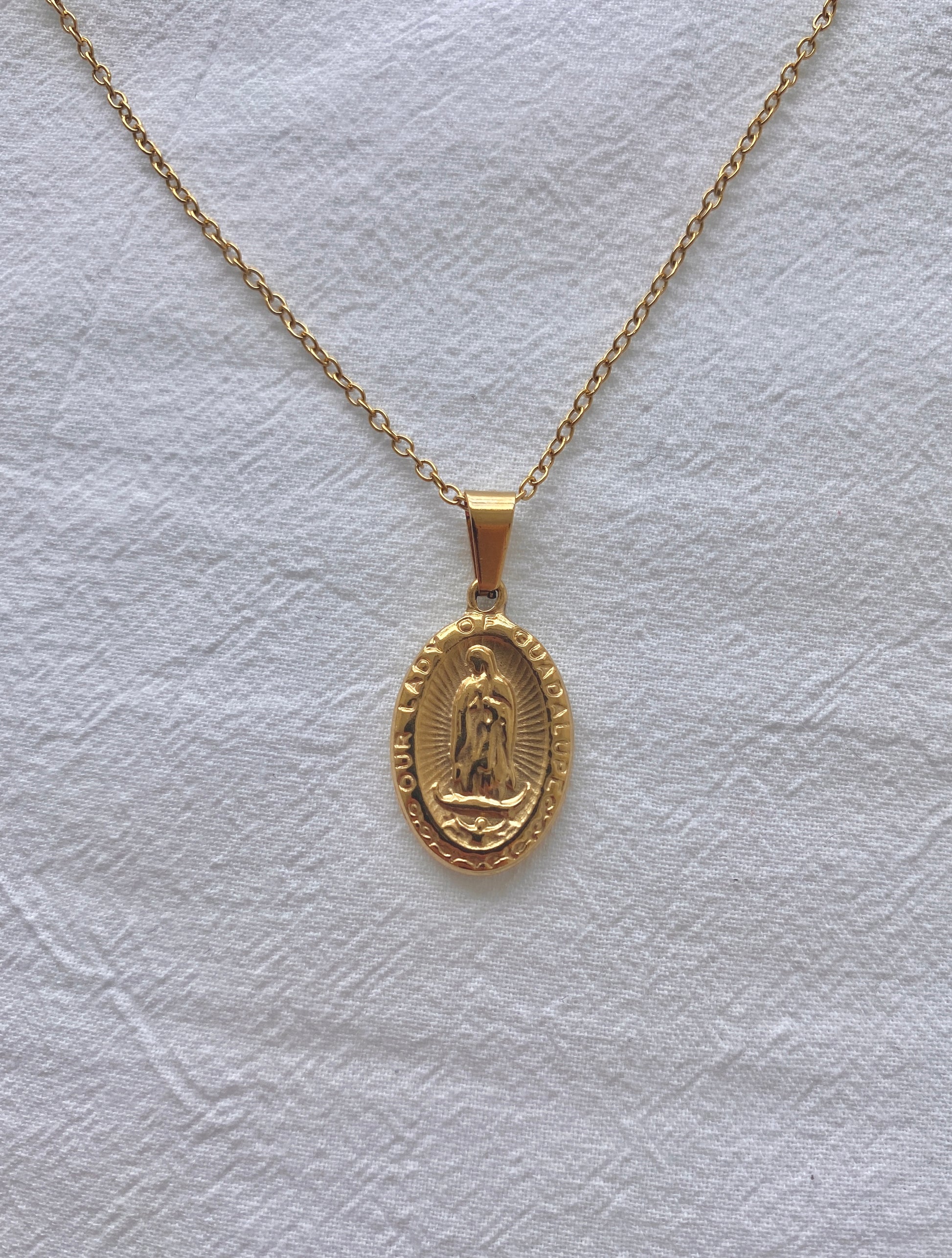 Collier chrétien avec un pendentif de la vierge Marie
