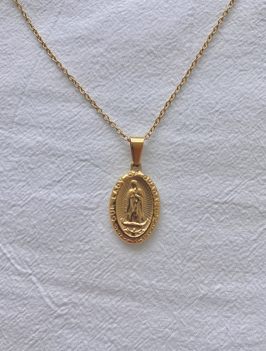 Collier chrétien avec un pendentif de la vierge Marie