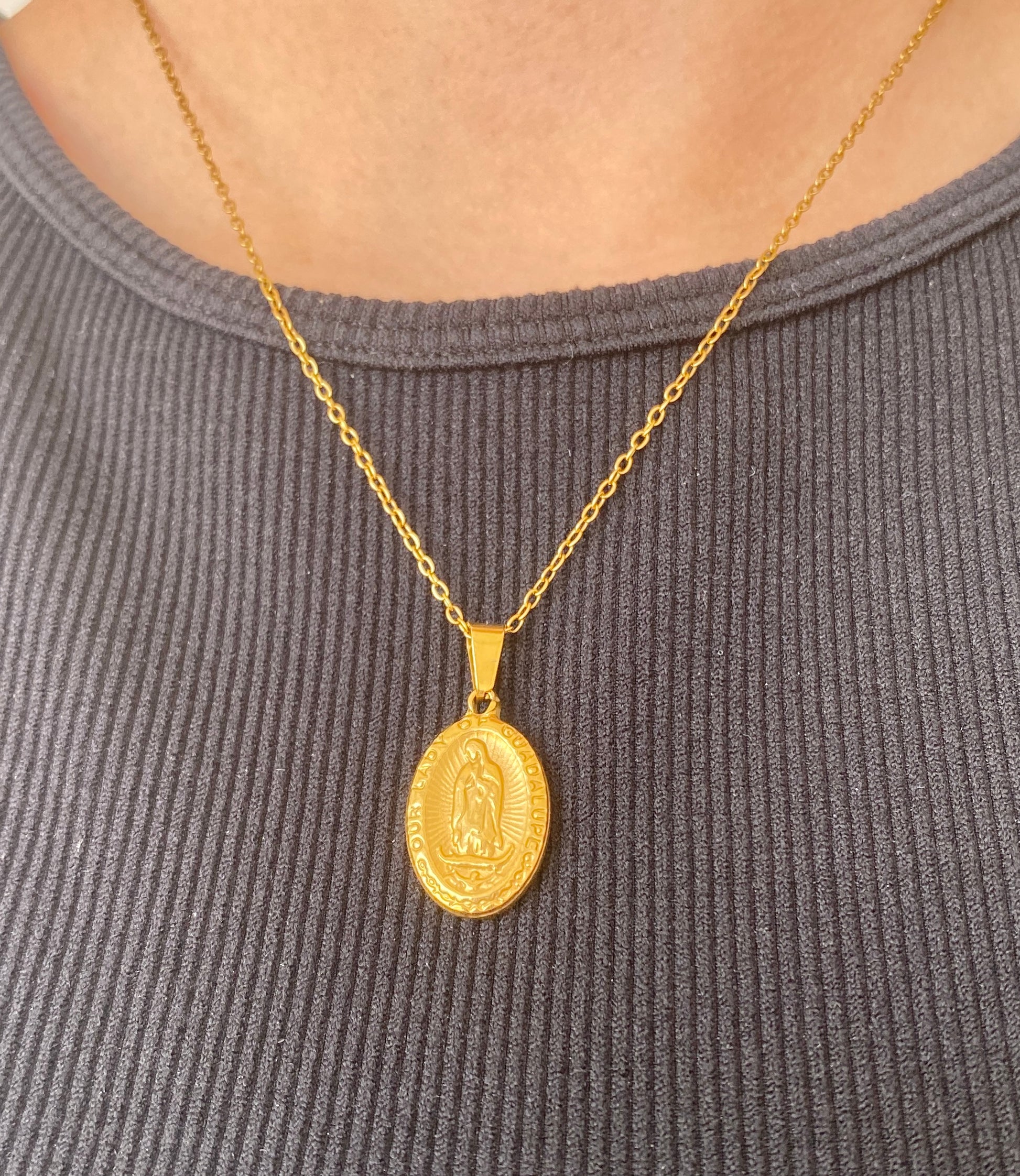Collier chrétien avec un pendentif de la Vierge Marie 