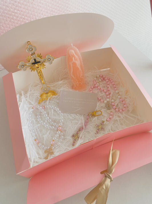Box chrétienne rose avec bijoux artisanaux. 